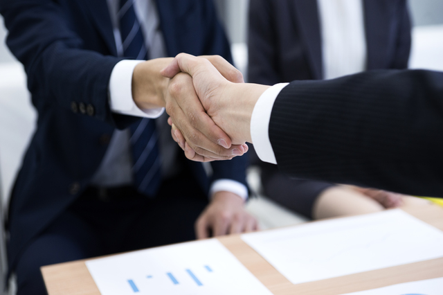 お客様と握手しています