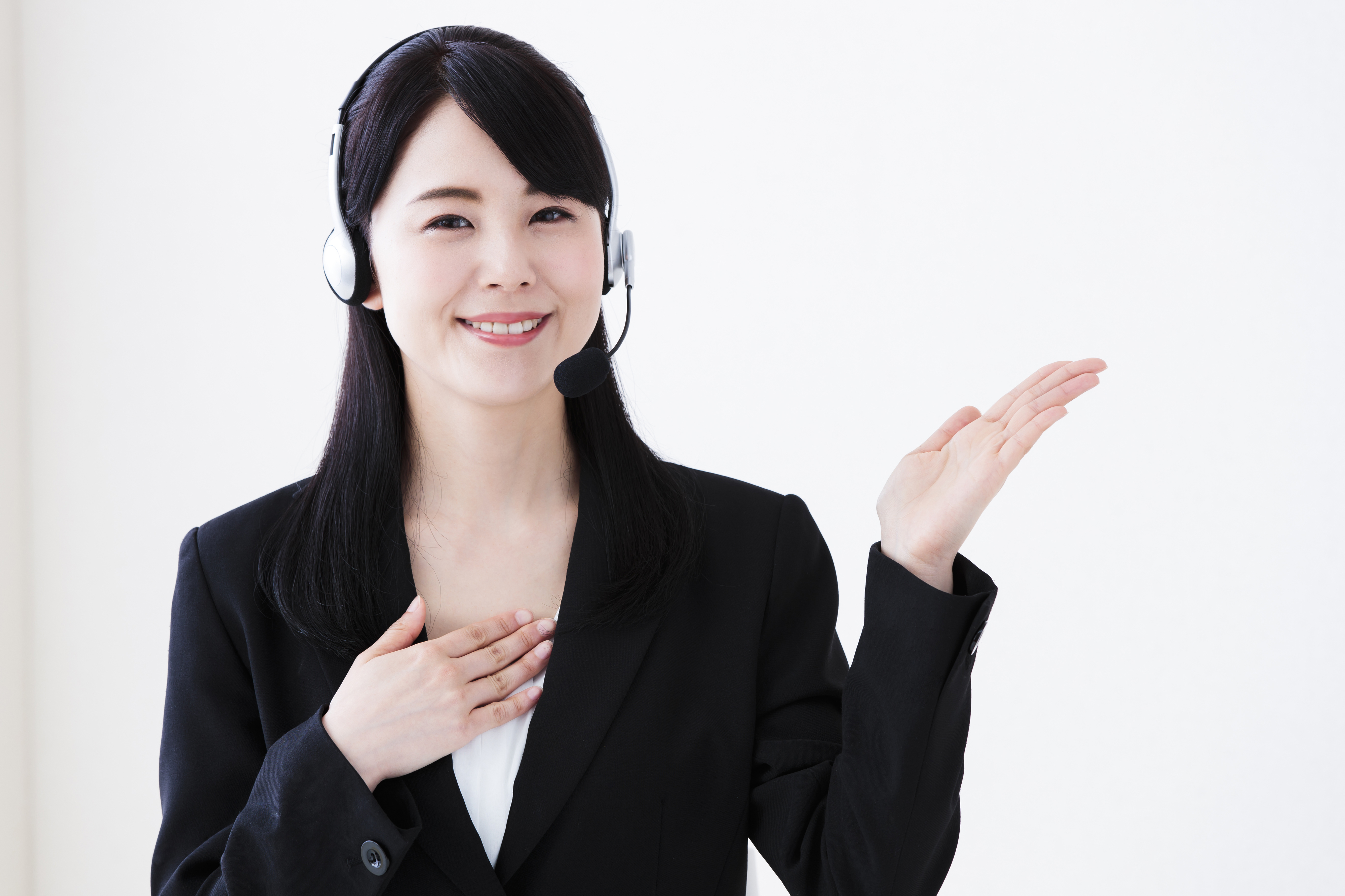 女性オペレータが電話案内しています